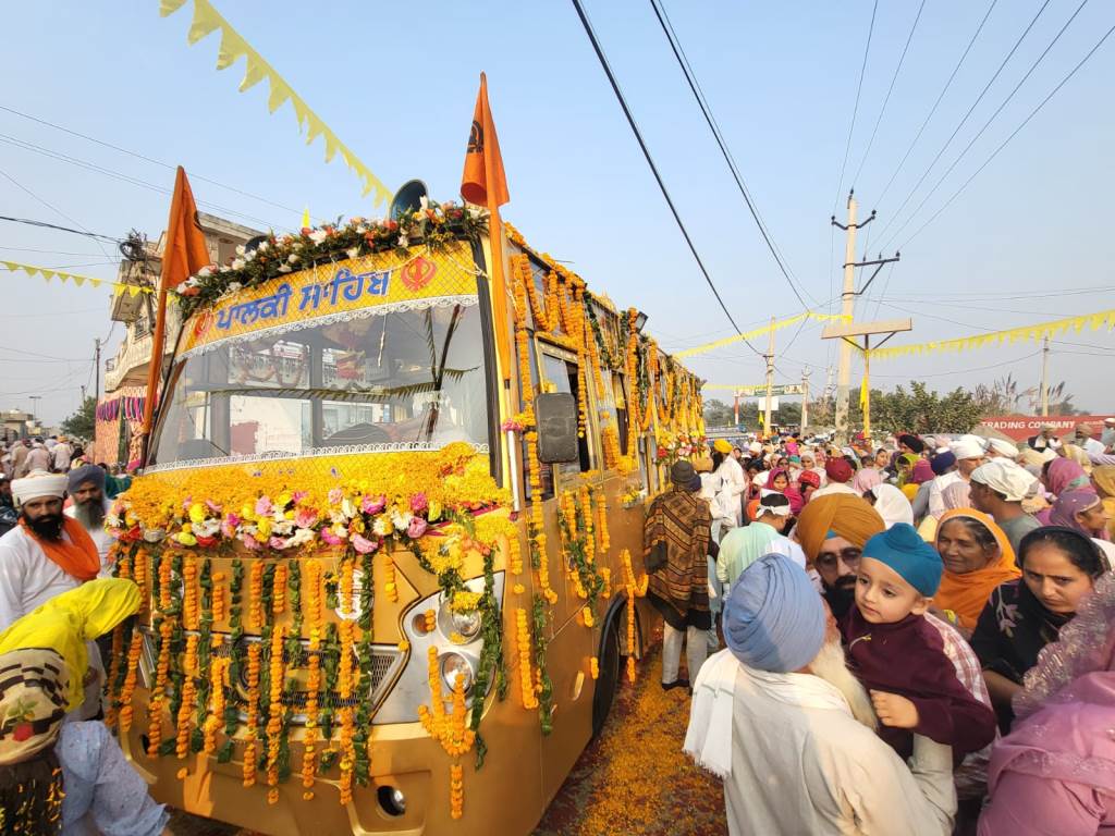 The Nagar Kirtan Yatra being organized to commemorate the 350th martyrdom anniversary of Guru Tegh Bahadur Ji the embodiment of sacrifice and martyrdom received a grand welcome in Moonak
